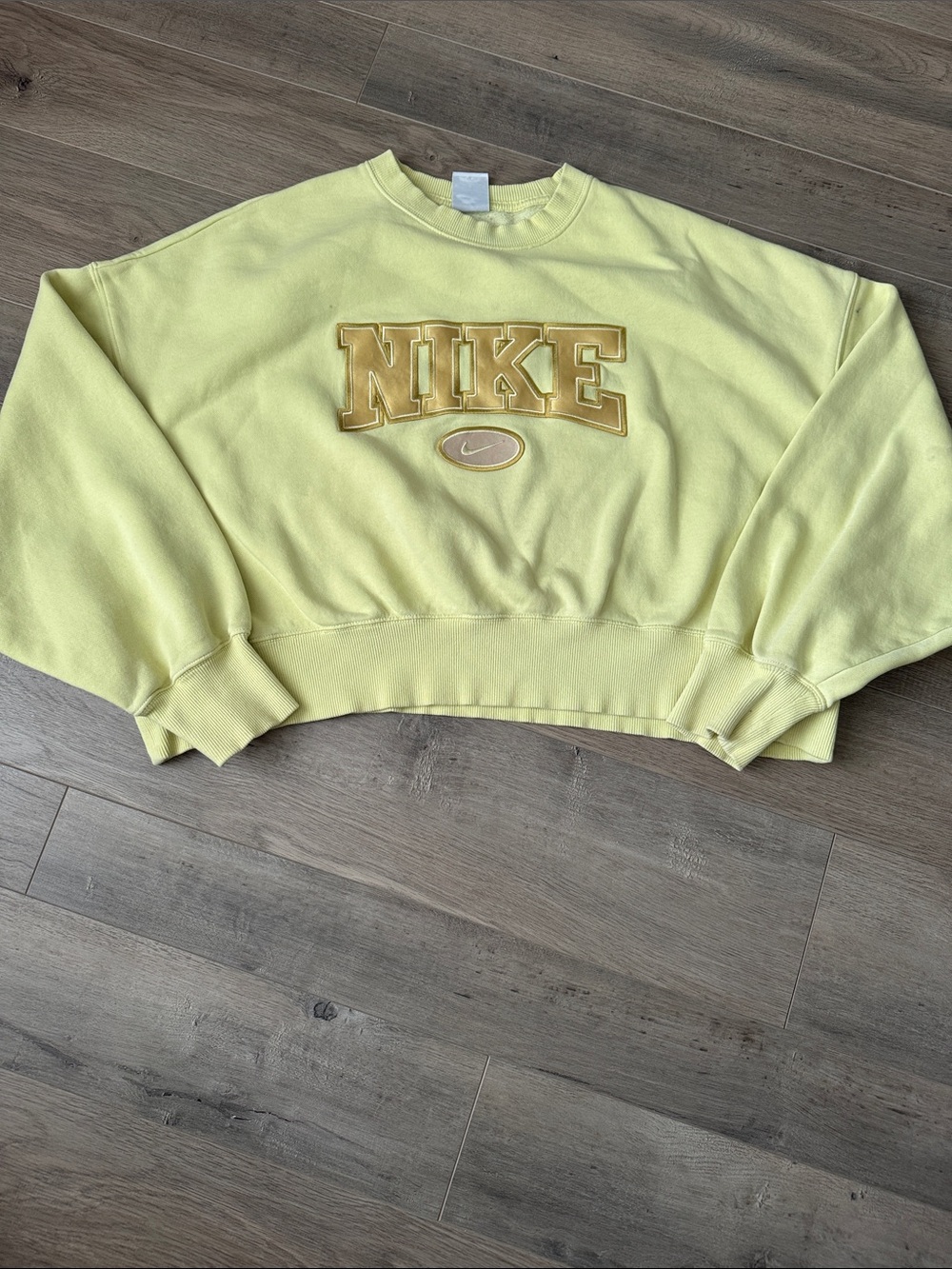Nike oversized Women's Light Yellow Crewneck Sweatshirt with Appliqué Logo